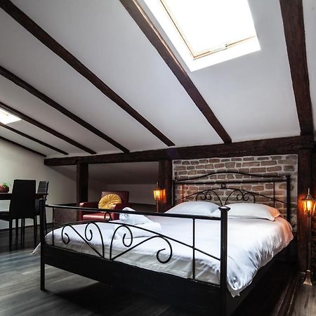 Little Paris Booutique In Old Town Center Brasov Apartamento Exterior foto