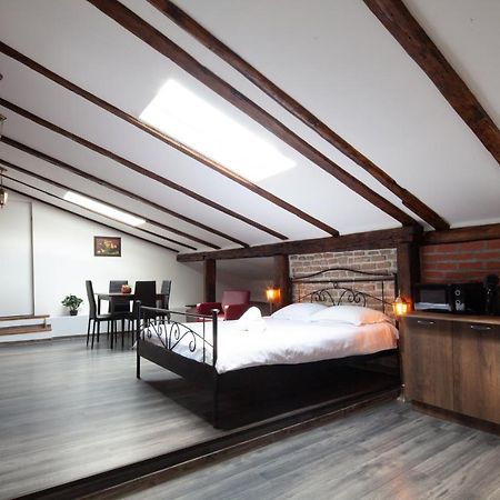 Little Paris Booutique In Old Town Center Brasov Apartamento Exterior foto