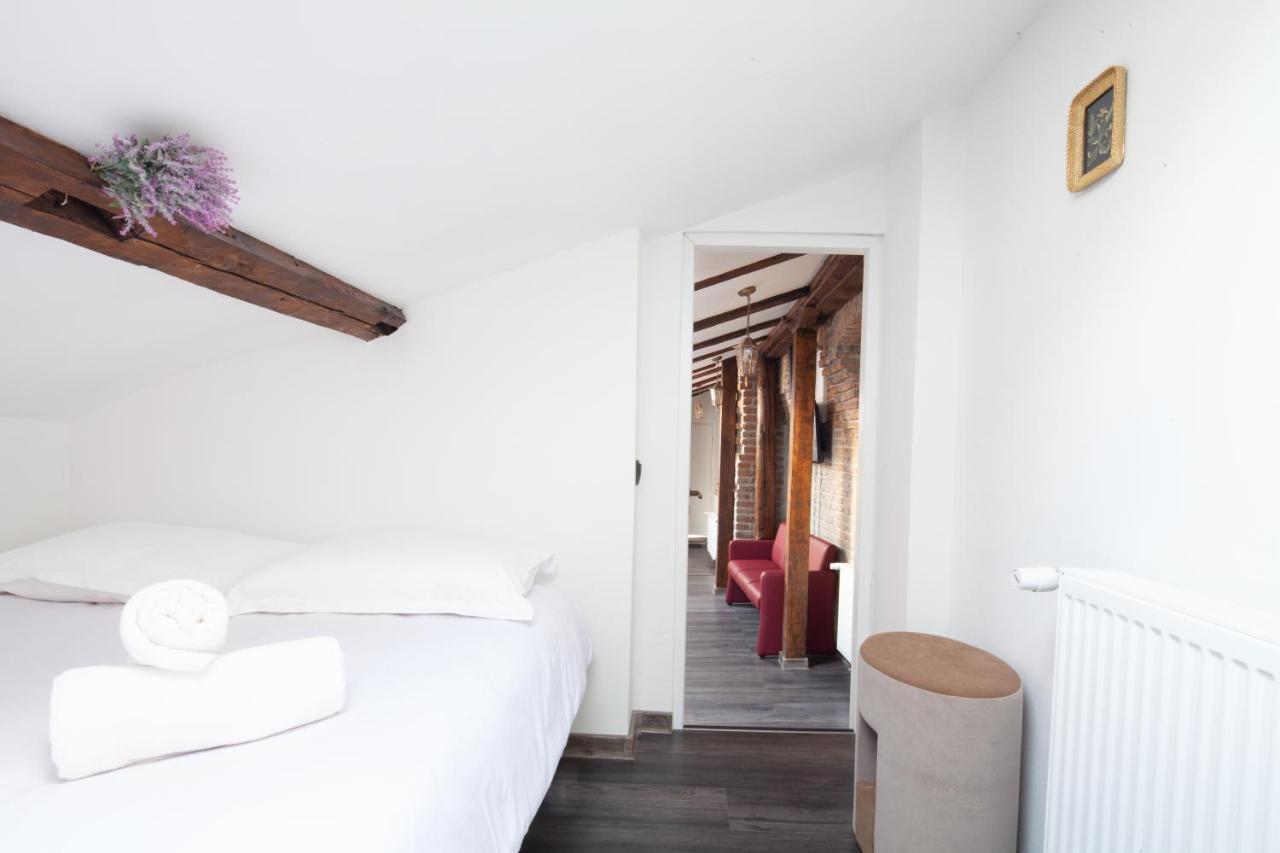 Little Paris Booutique In Old Town Center Brasov Apartamento Exterior foto