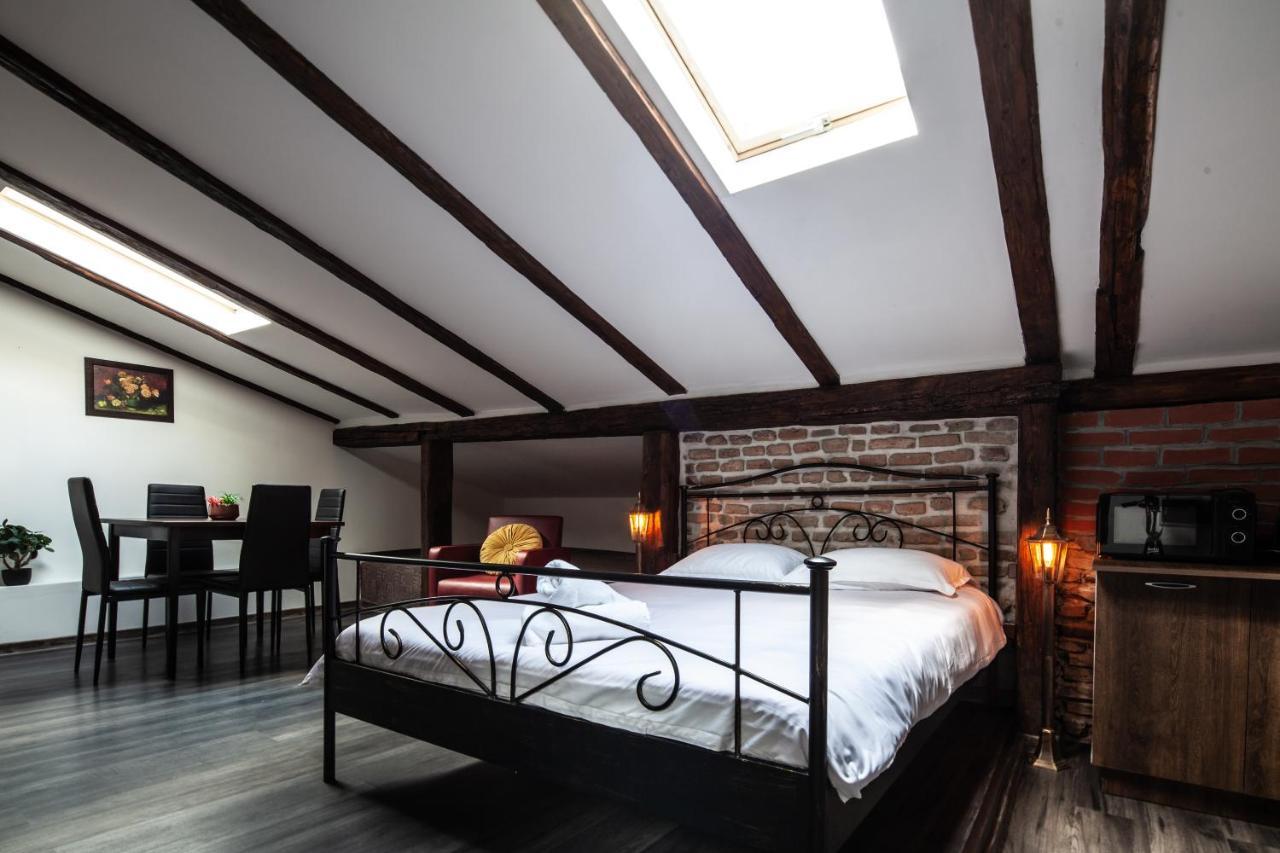 Little Paris Booutique In Old Town Center Brasov Apartamento Exterior foto
