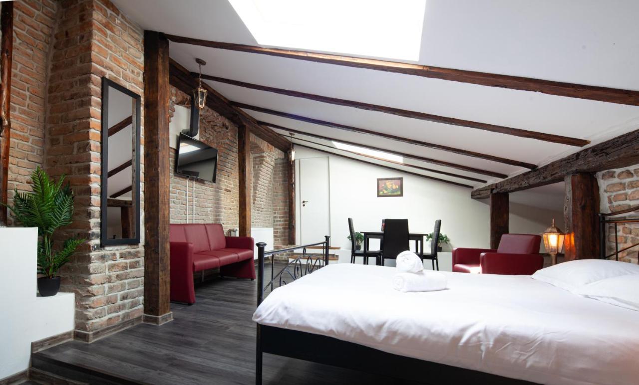 Little Paris Booutique In Old Town Center Brasov Apartamento Exterior foto