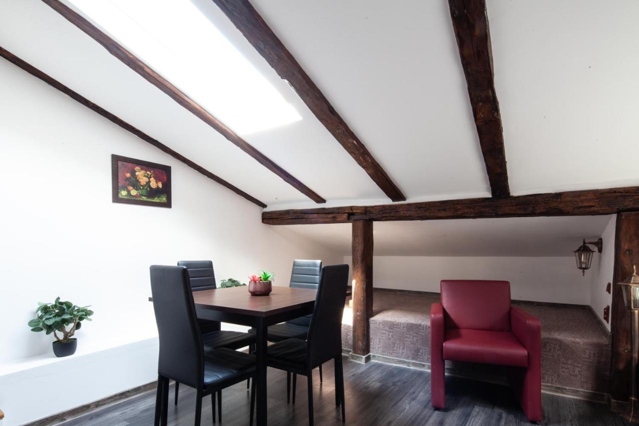 Little Paris Booutique In Old Town Center Brasov Apartamento Exterior foto