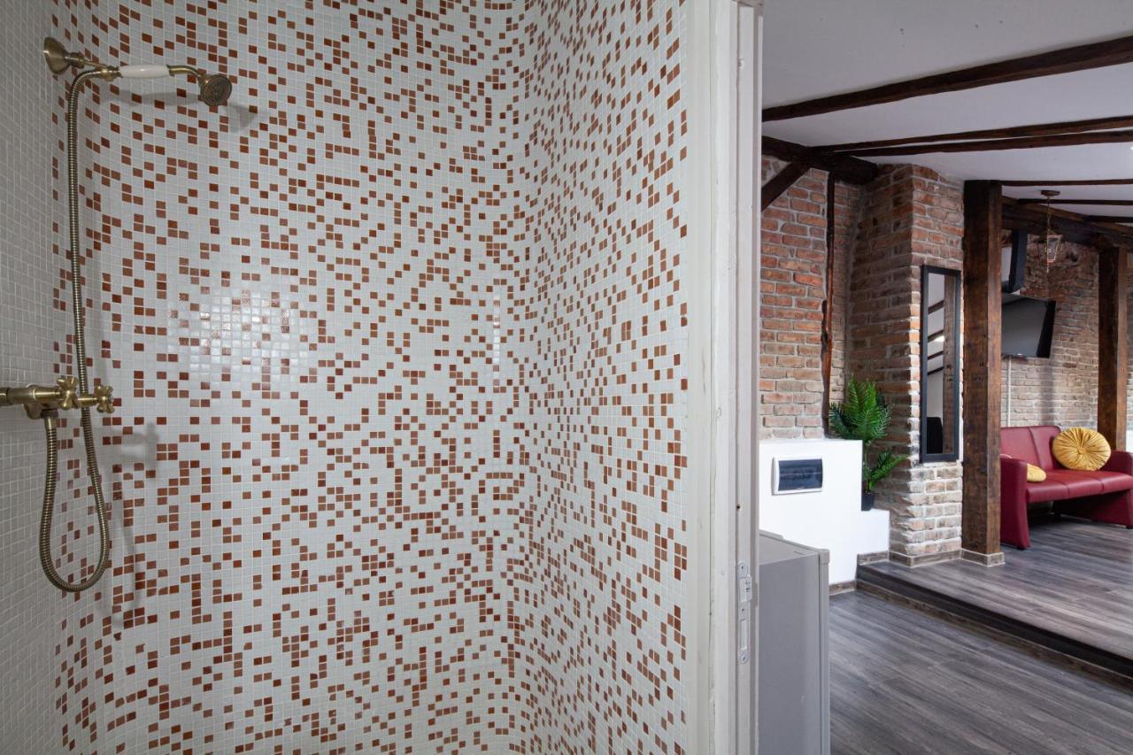 Little Paris Booutique In Old Town Center Brasov Apartamento Exterior foto