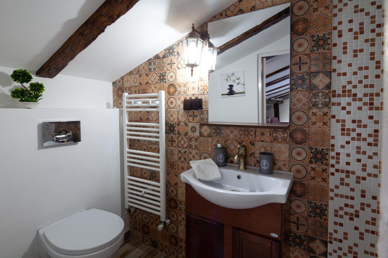 Little Paris Booutique In Old Town Center Brasov Apartamento Exterior foto